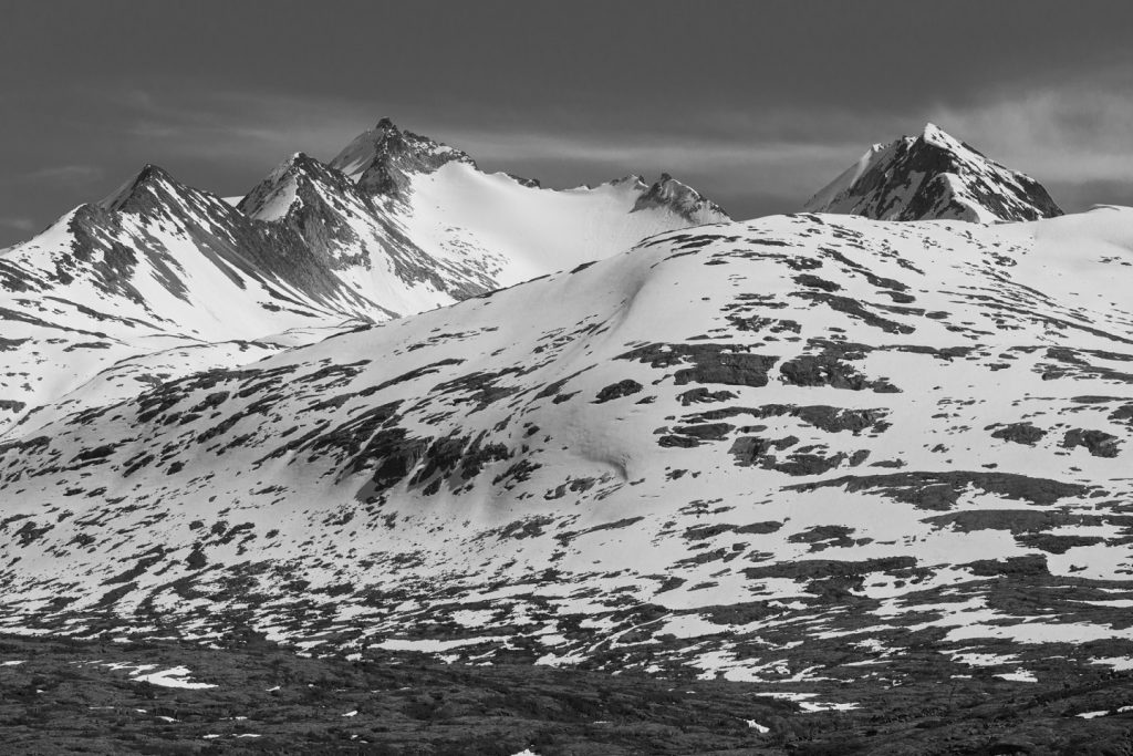 Black and white picture of the mountain caps.